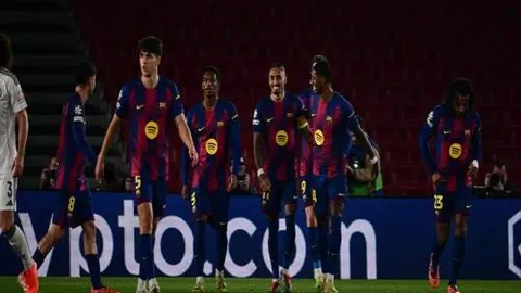 库里独得52分力挺球队西部第五，创历史新高，湖人与勇士巅峰之战即将上演。